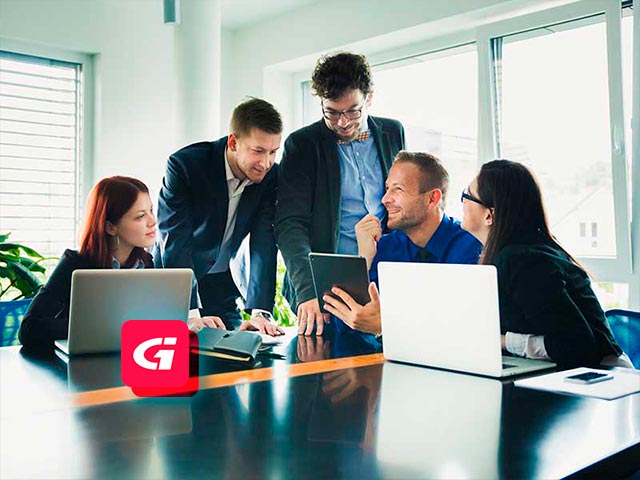 La implementación de sistemas integrados de gestión, como la trinorma, conlleva a una mejora significativa en la calidad de los productos o servicios que ofrece la empresa. Al tener un enfoque holístico en la gestión de la calidad, la seguridad y salud en el trabajo, y el cuidado del medio ambiente, se promueve una mayor eficiencia y efectividad en los procesos internos. La trinorma impulsa a la empresa a establecer estándares de calidad más altos, enfocándose en la satisfacción del cliente y en la entrega de productos o servicios que cumplan con sus expectativas. La integración de los sistemas de gestión permite una mayor identificación y corrección de posibles desviaciones o no conformidades en el proceso productivo, lo que resulta en una reducción de fallas y errores en el producto final. Optimizar los procesos y recursos, la trinorma favorece la reducción de costos operativos, lo que puede traducirse en una mejora en la relación calidad-precio del producto o servicio ofrecido. Esto permite a la empresa ser más competitiva en el mercado y atraer a nuevos clientes.